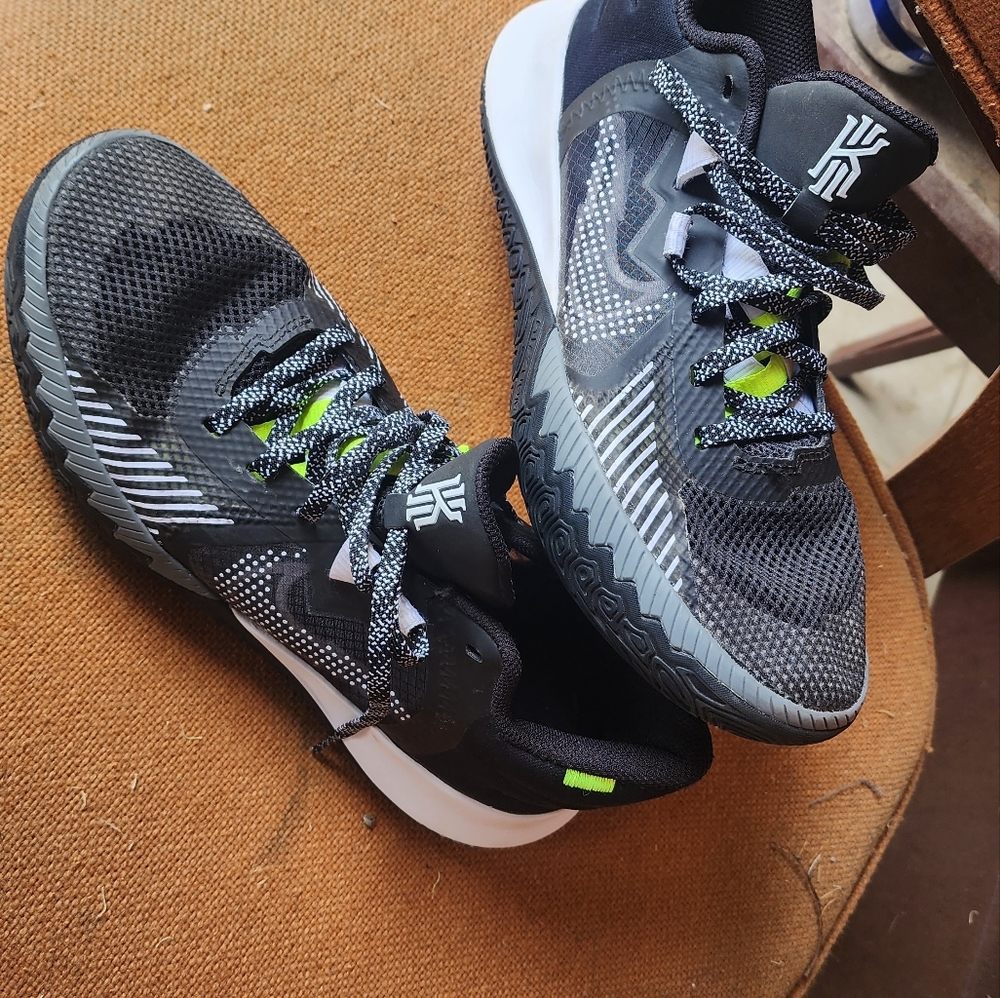 Nike Kyrie Flytrap 5 Shoe Mens Size 8